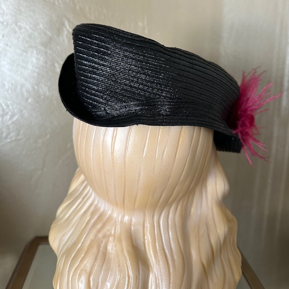 FABULOUS 1940\'s BLACK STRAW HAT WITH BLACK FEATHER WING + FEATHER PUFF
